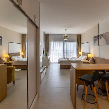 Priscilla In Caesar Blue Resort, Breakfast Possible, Aquapark,gym With Sauna And Heated Swimming Pool Apartman Gasztriá