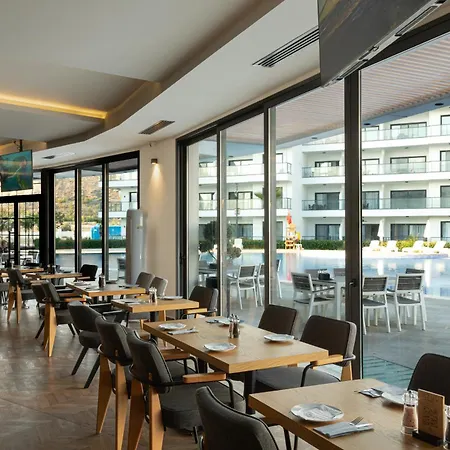 Priscilla With Seaview In Caesar Blue Resort, Breakfast & Lunch Possible, Gym With Sauna And Heated Swimming Pool شقة Gastria