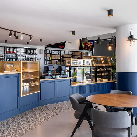 Priscilla With Seaview In Caesar Blue Resort, Breakfast & Lunch Possible, Gym With Sauna And Heated Swimming Pool * Gastria