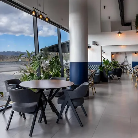 Priscilla With Seaview In Caesar Blue Resort, Breakfast & Lunch Possible, Gym With Sauna And Heated Swimming Pool Apartment
